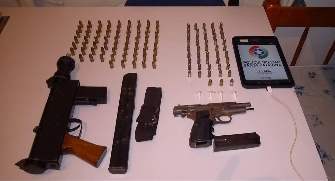 Polícia Militar apreende submetralhadora do PCC  no Morro do Mosquito em Florianópolis