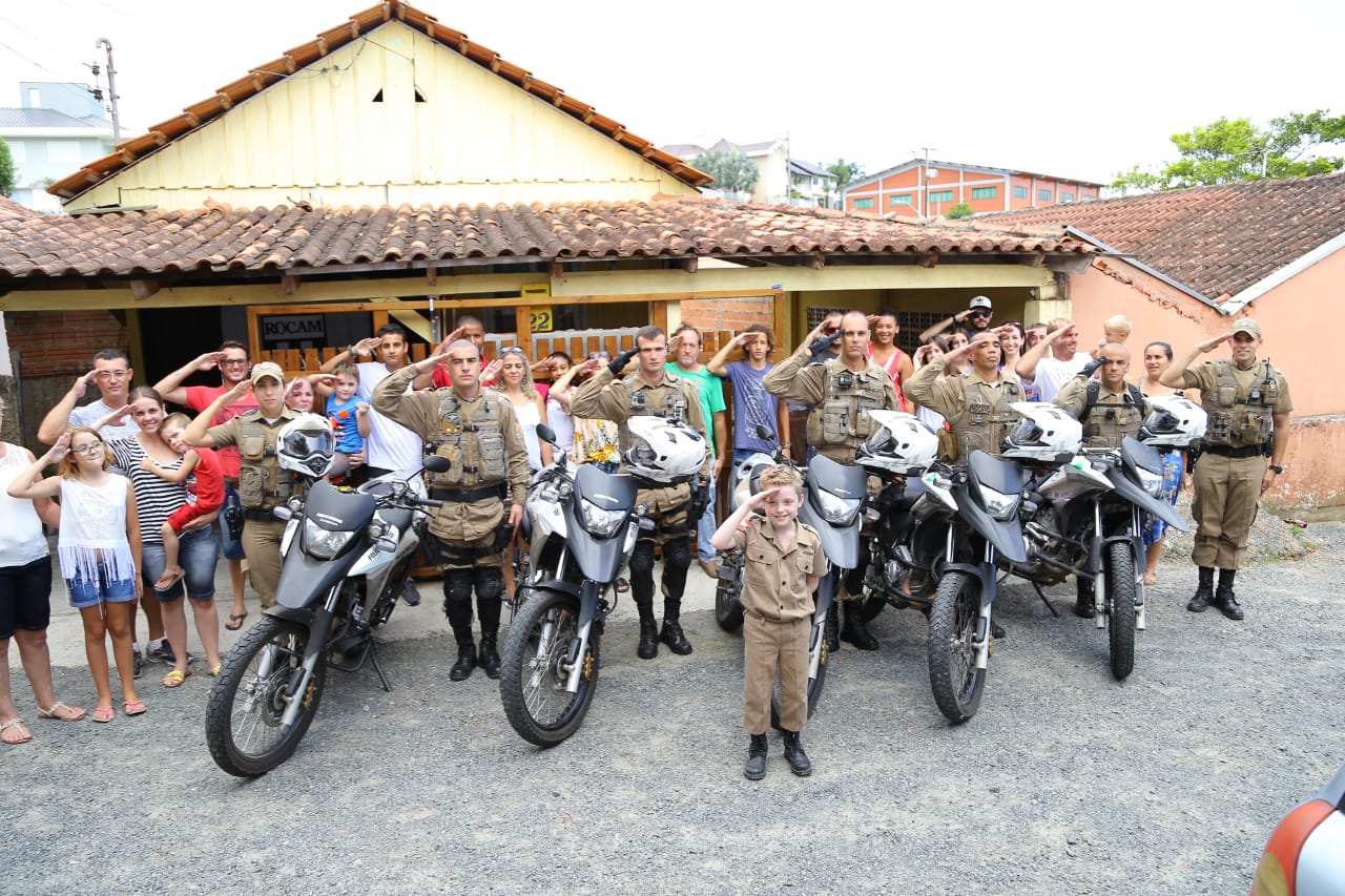 Mãe prepara festa surpresa para o filho de 9 anos com a presença da Polícia Militar em SC