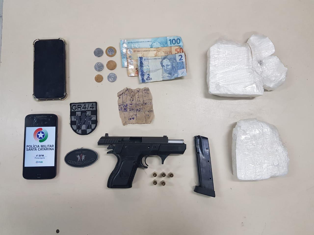 Denúncia anônima leva à PM a prender casal de traficante no Morro do Quilombo, Florianópolis