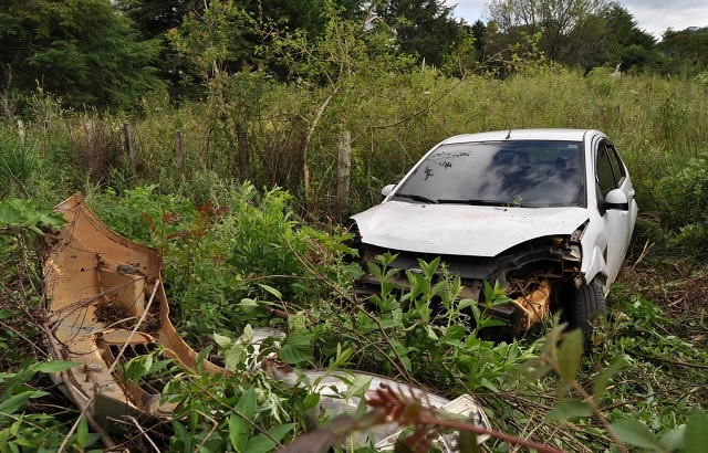 Casal discute ao volante e condutor perde o controle do veículo