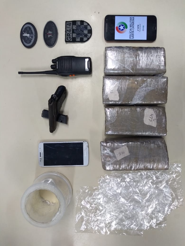 Jovens são presos com droga e arma no Morro da Caieira em Florianópolis