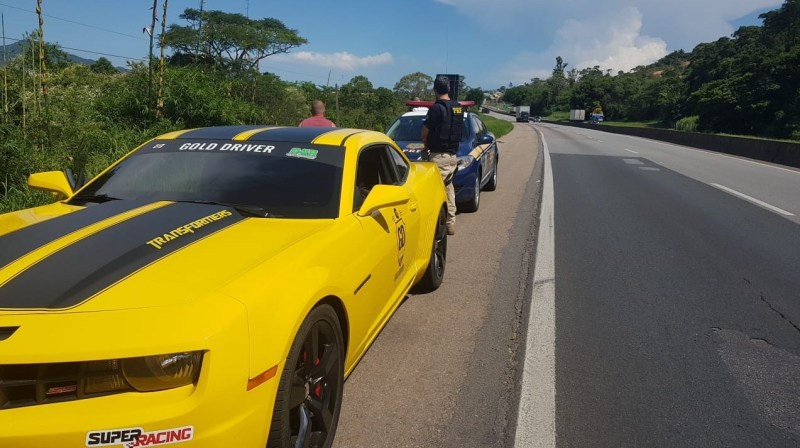 Motorista embriagado que parou Camaro na BR-101, trecho de Biguaçu, para urinar é multado pela PRF