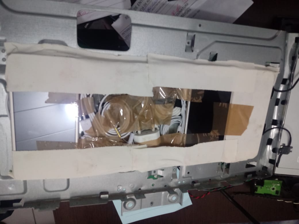 Parentes de presos tentam entrar em penitenciária de Joinville com celulares dentro de TVs