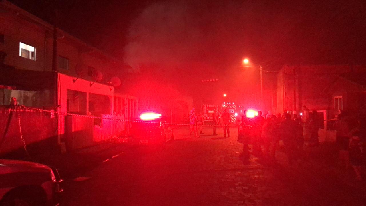 PMs agem como heróis e salvam mulheres e crianças de incêndio criminoso em Porto Belo