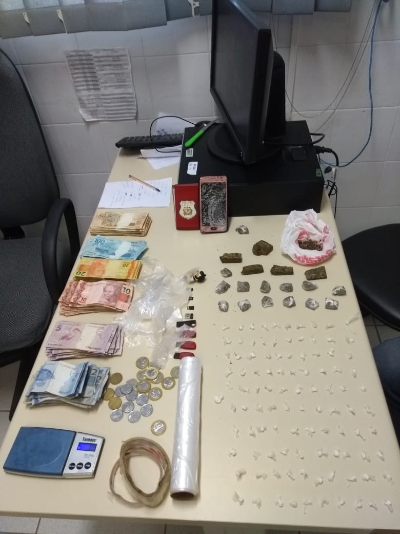 Jovem é flagrado embalando drogas para a venda no bairro Pachecos em Palhoça