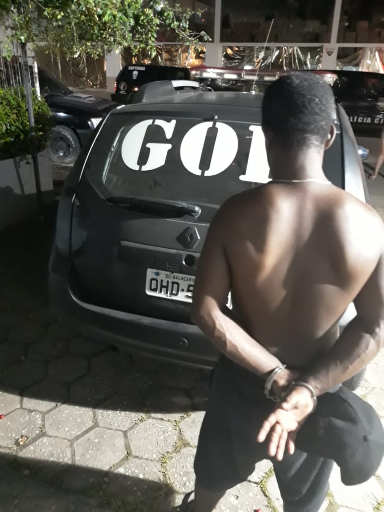 Homem é preso por agredir filha com pedaço de porrete em Balneário Camboriú