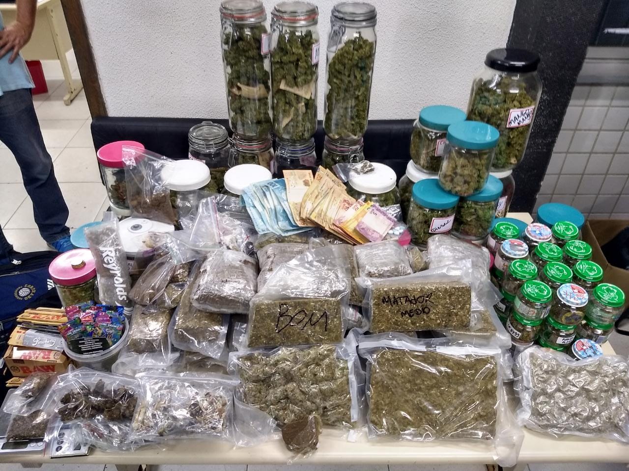 Traficante aluga apartamento no centro de Florianópolis para vender drogas