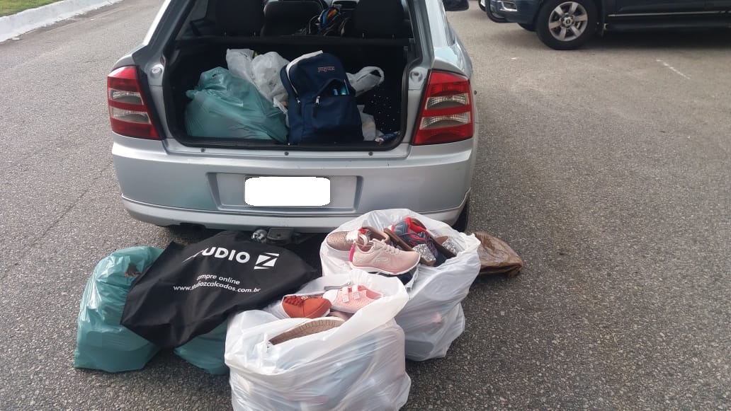 Quadrilha é capturada na BR-101 com malas contendo  calçados e confecções roubados em Itapema