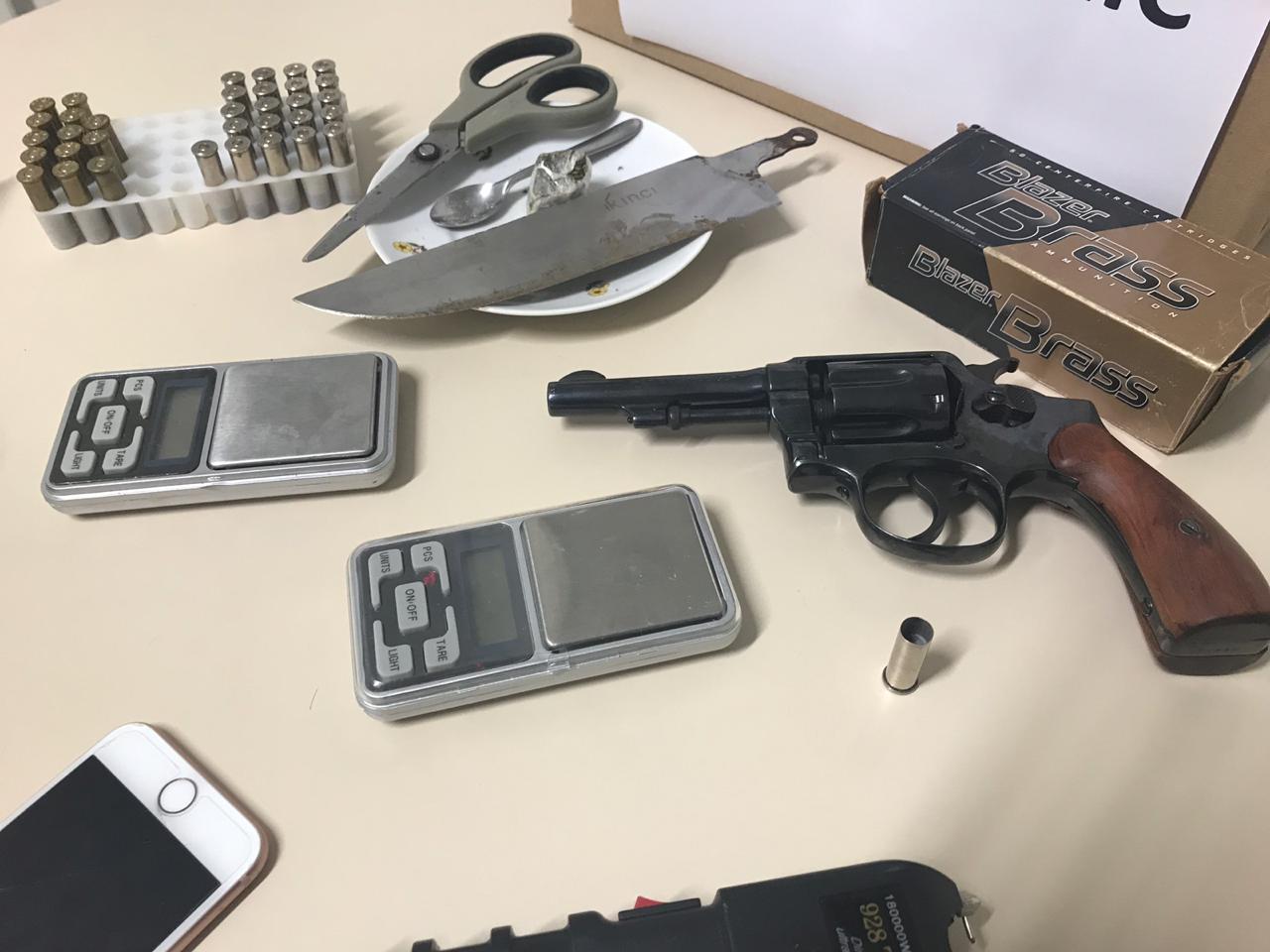 Casal roda com arma e drogas em São José