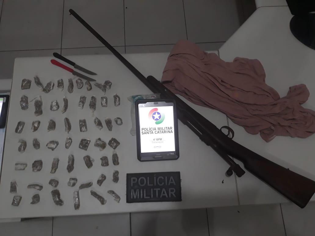 PM encontra fuzil enrolado em lençol no Morro do Tico em Florianópolis