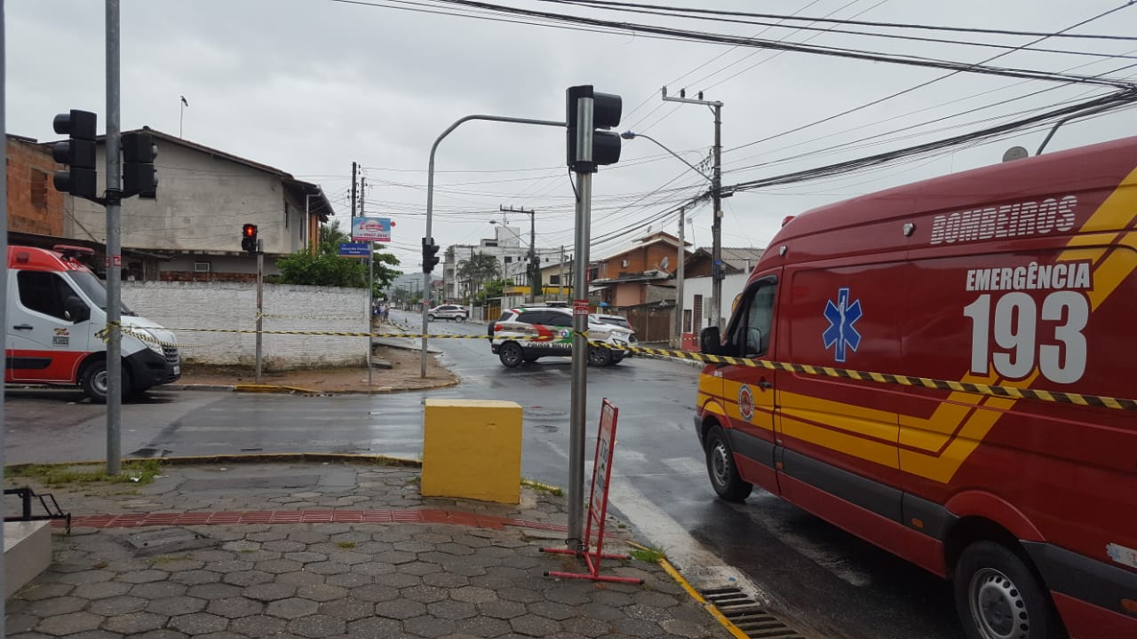 Pistoleiros invadem casa em Itajaí, matam um homem a tiros e ferem outros dois