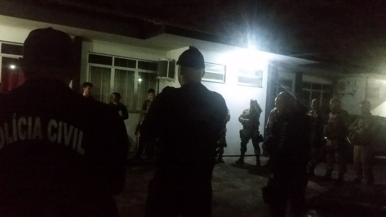 Polícia deflagra operação contra o crime organizado no litoral Sul de SC
