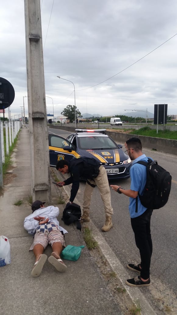 Ladrão que usa faca para roubar celular de pessoas na rua é capturado na BR-101, Porto Belo