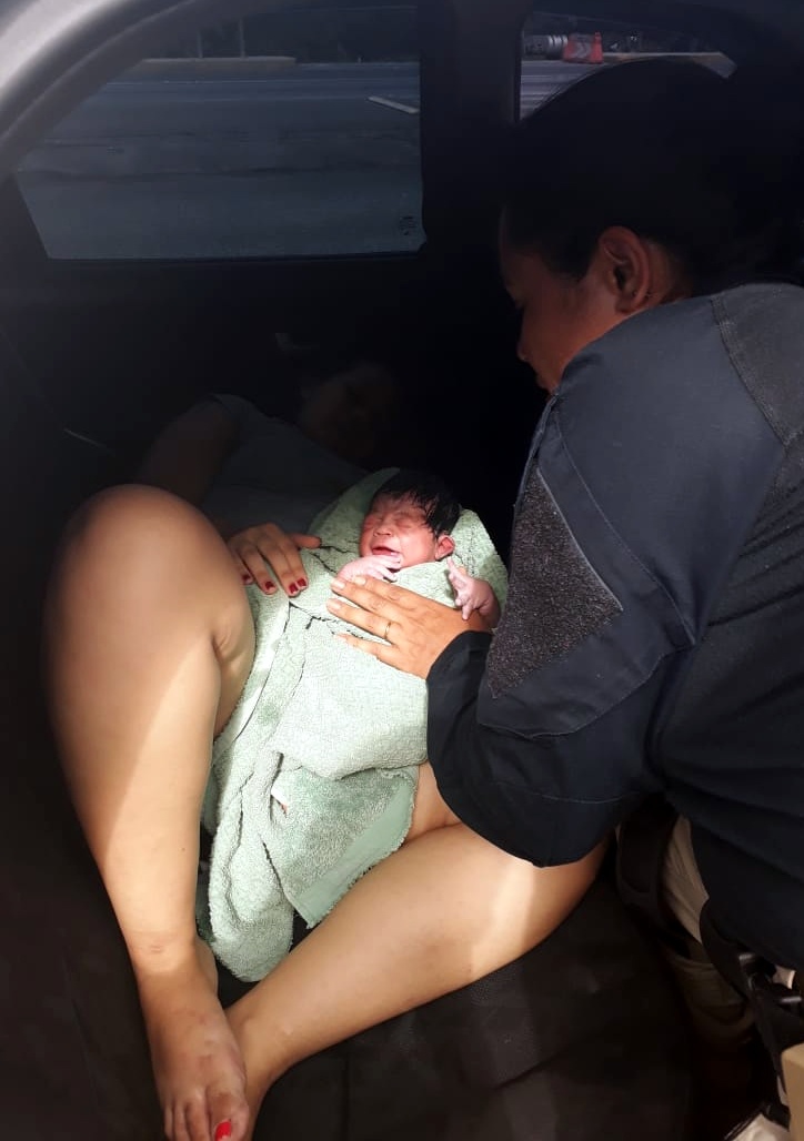 Mulher dá  à luz a uma menina dentro de carro de aplicativo em Joinville