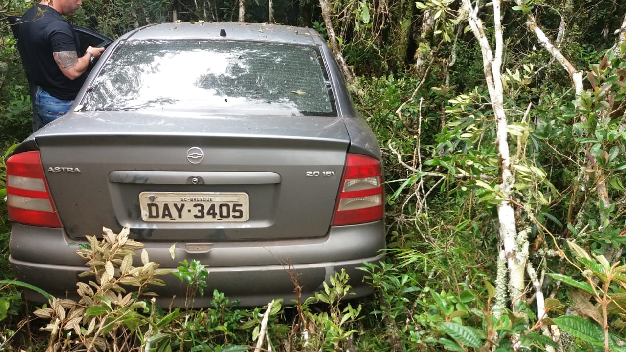 Motorista abandona carro com 150kg de maconha em Rancho Queimado e foge da polícia