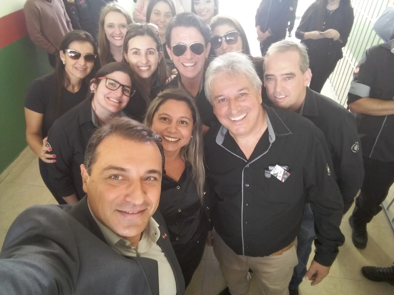 Governador Carlos Moisés faz selfie com agentes do Deap de Curitibanos, SC