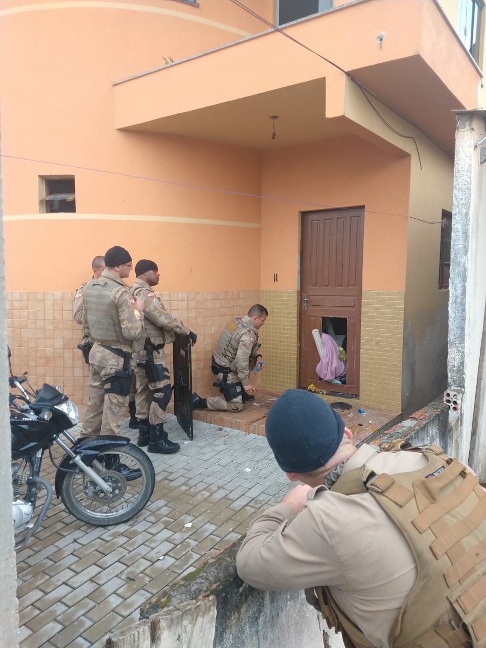 Pai, totalmente fora de controle, ameaça o filho de 10 anos com uma faca em Itajaí