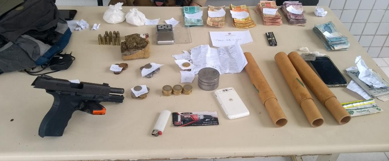 Traficantes são capturados  com armas e drogas no Morro da Marquinha em Florianópolis