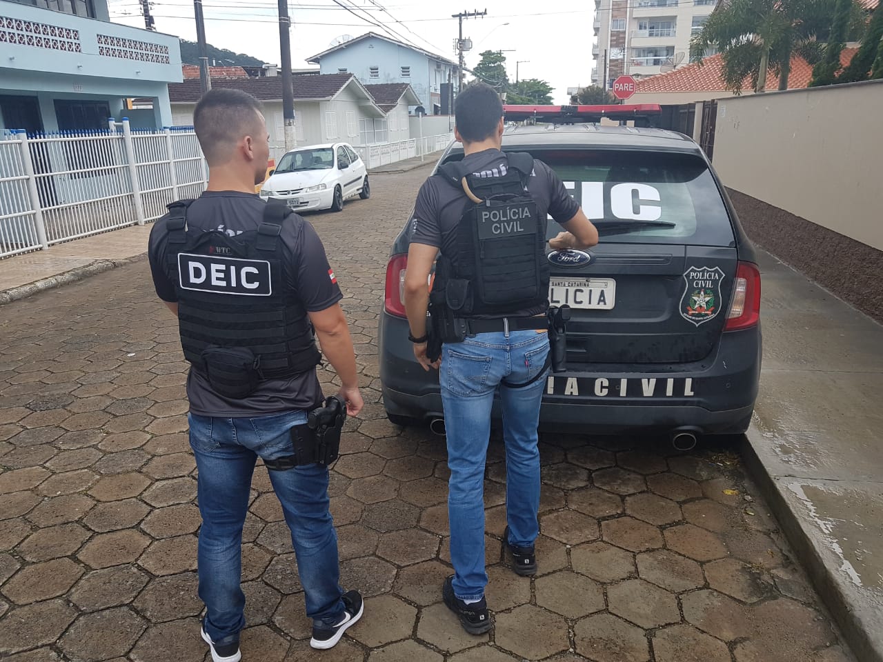 Quatro homens são presos por armazenar conteúdo pornográfico infantil