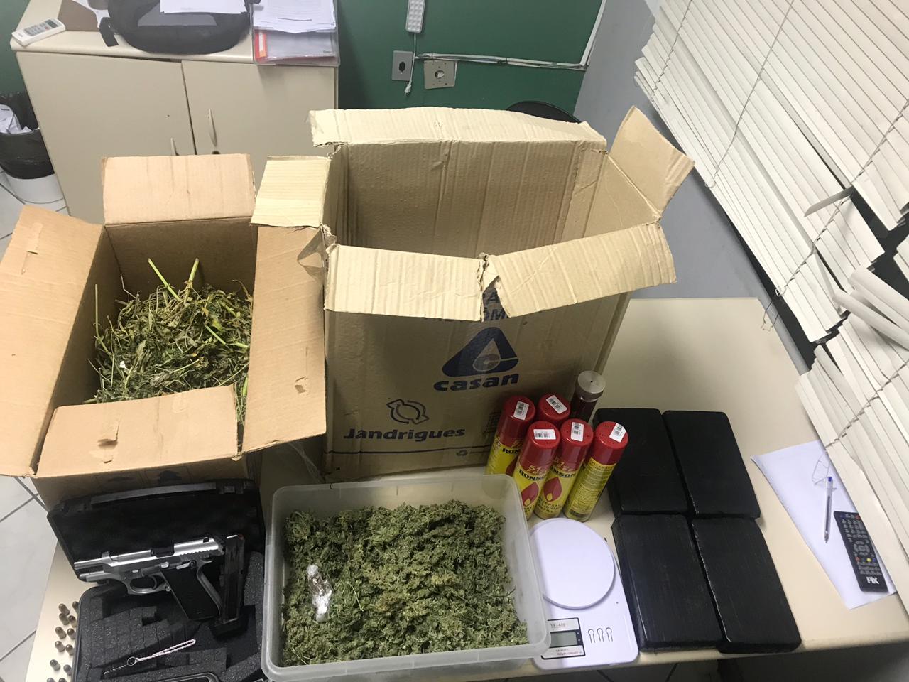 Dupla é presa com quatro quilos de cocaína, arma e Skank em São José