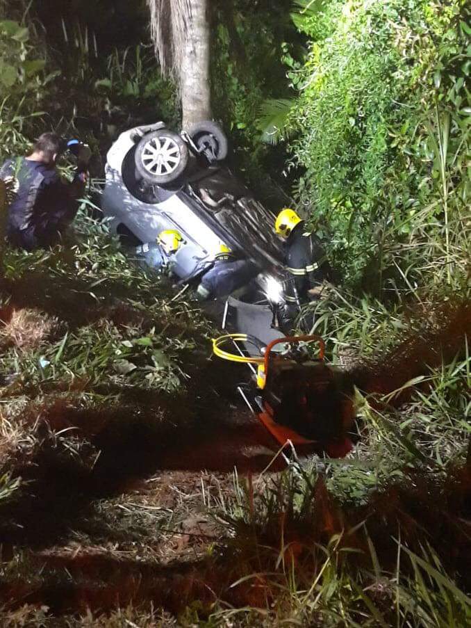 Carro bate em motocicleta e cai numa grota em Palhoça