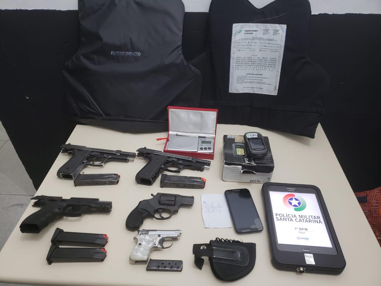 PM age rápido e recupera armas furtadas do IGP de Itajaí
