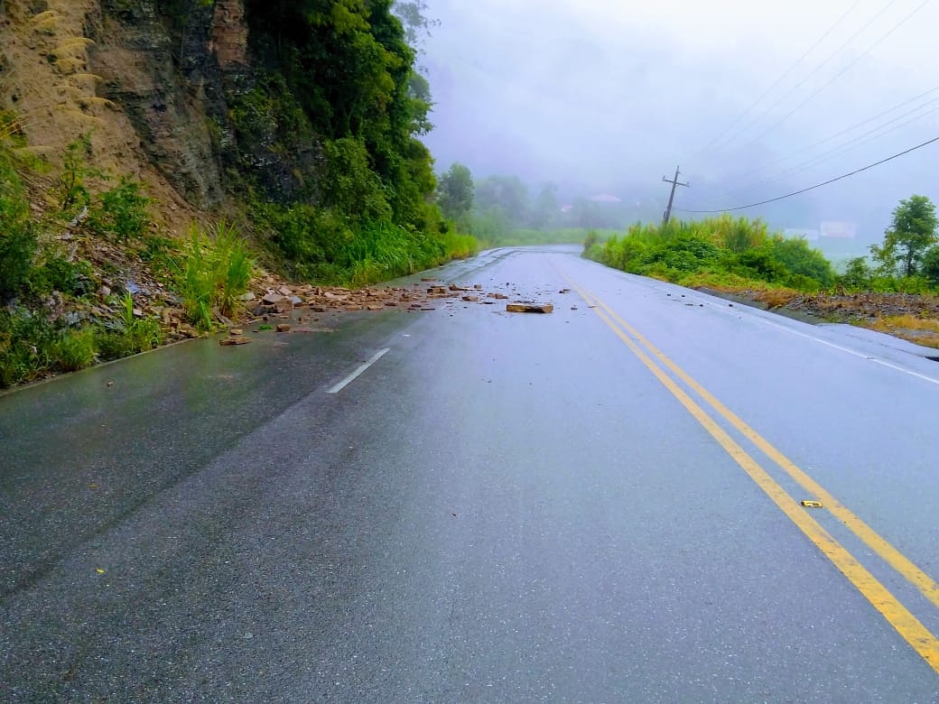 Queda de barreira na Serra de Vidal Ramos