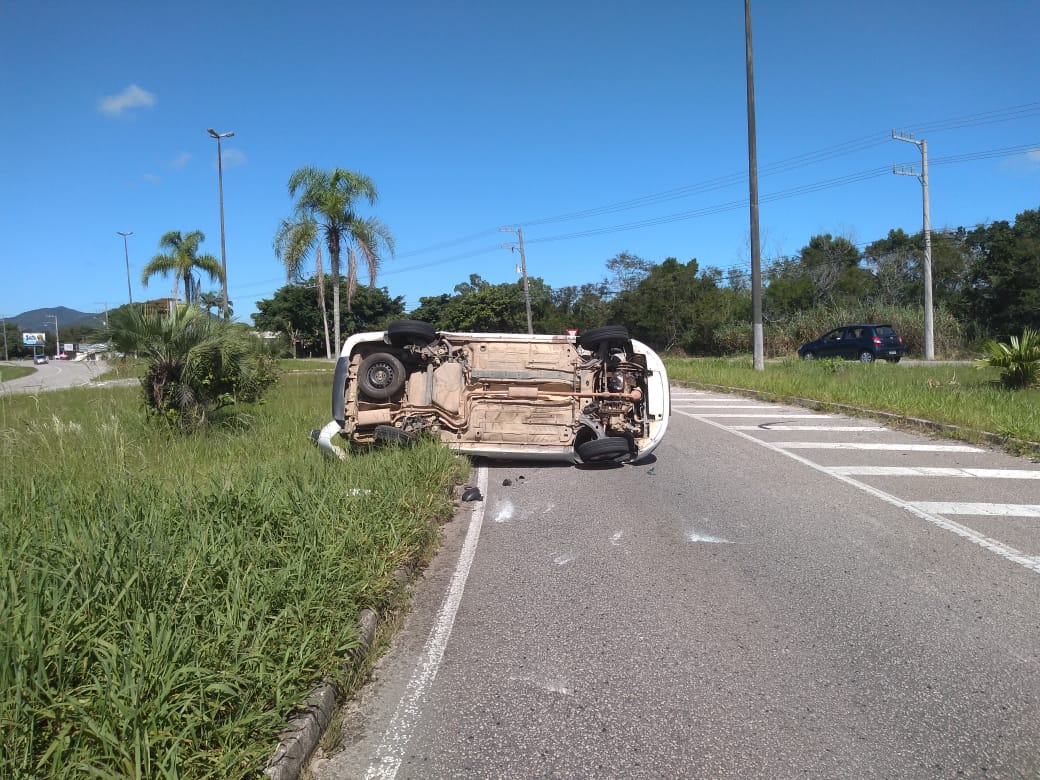 Após acidente, Fiat Palio capota no trevo de Jurerê, Norte da Ilha