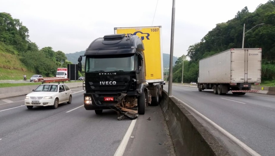 Ladrões jogam caminhão roubado em cima da viatura da PRF em Joinville