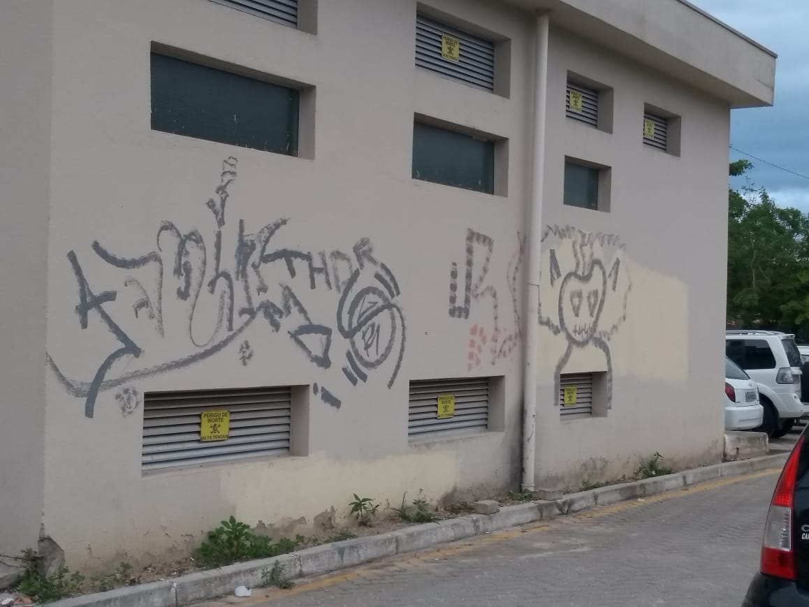 Pichadores são presos em São José fumando maconha