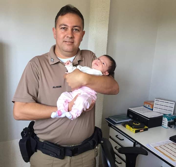 Sargento PM  salva bebê que se engasgava no colo da mãe  em Lauro Muller