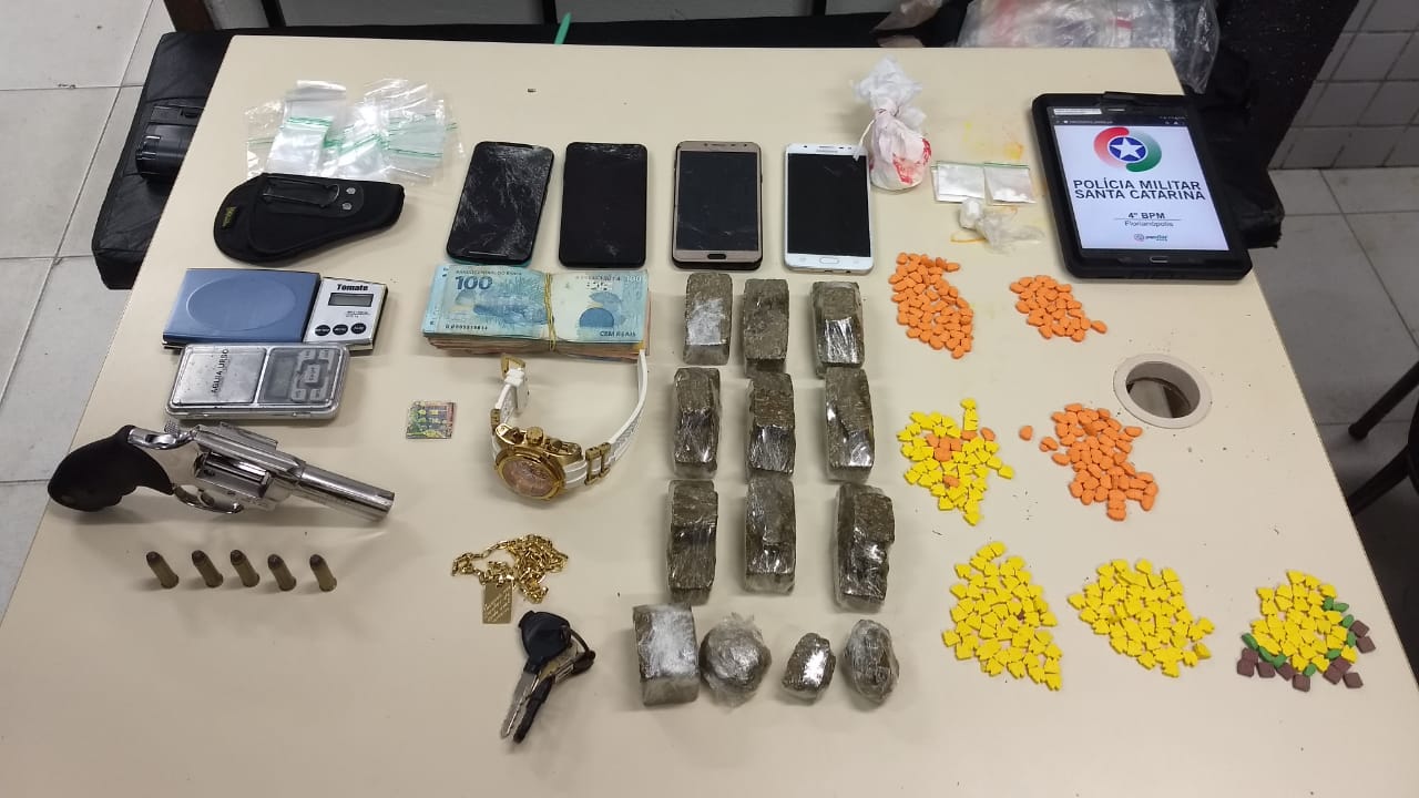 Traficante é detido após colidir moto na viatura da PM em Florianópolis