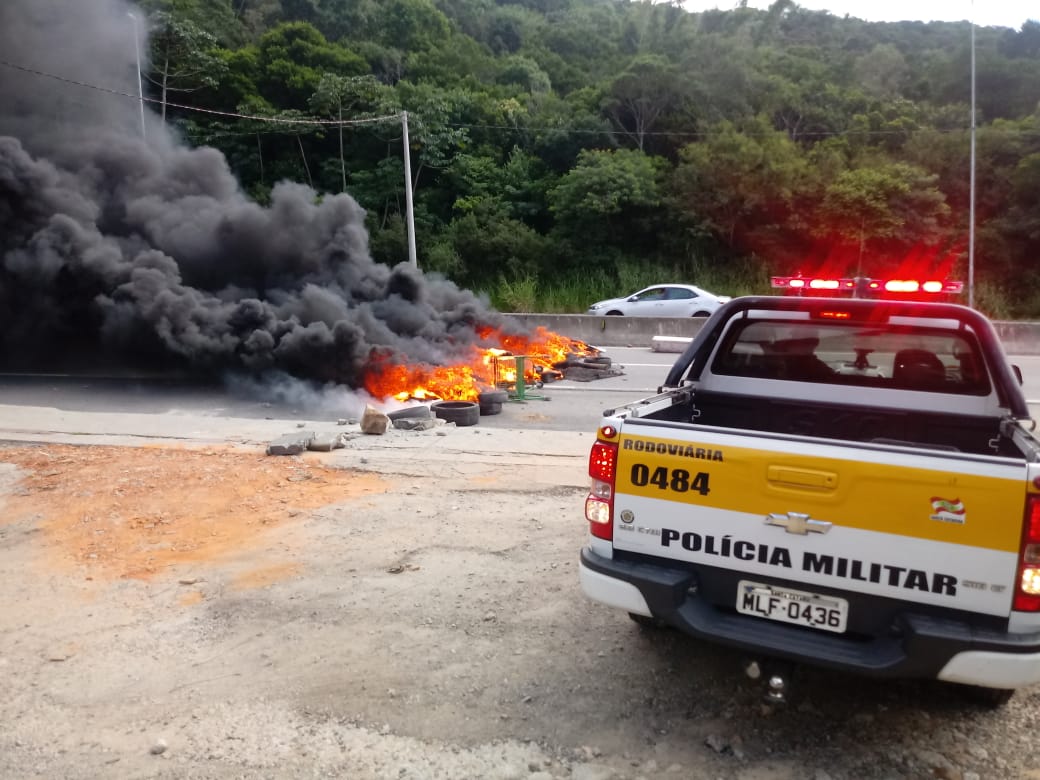 Moradores queimam pneus e fazem barricada na SC-403, Ingleses, em Florianópolis