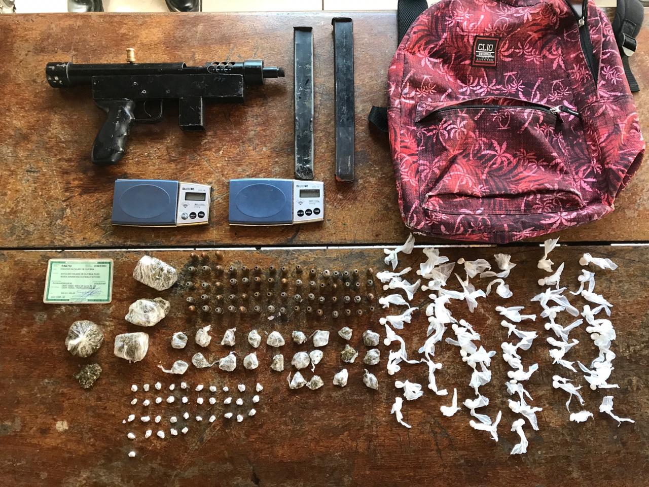 PM apreende submetralhadora e drogas no Pasto do Gado, Florianópolis