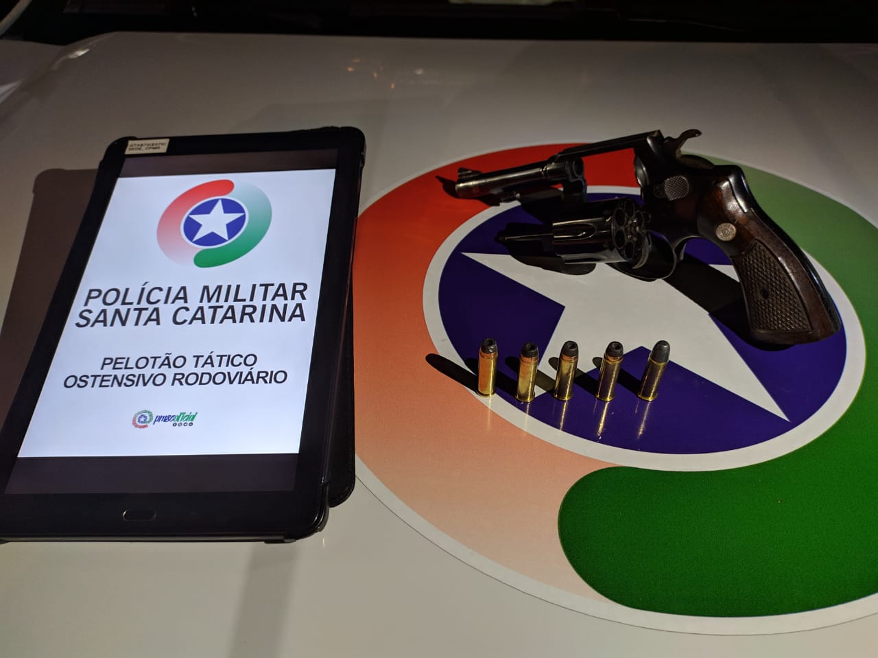 Homem é preso com revólver embaixo do banco da caminhonete, no Sul da Ilha