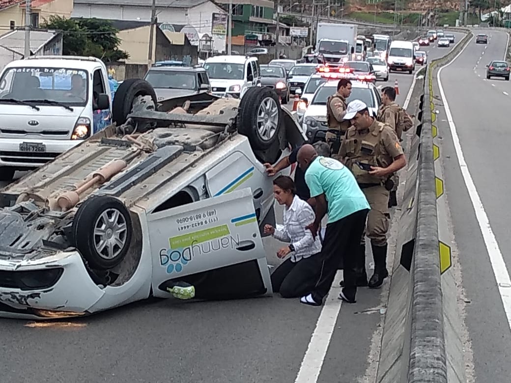 Motorista perde o controle do carro e sofre capotamento nos Ingleses, Florianópolis