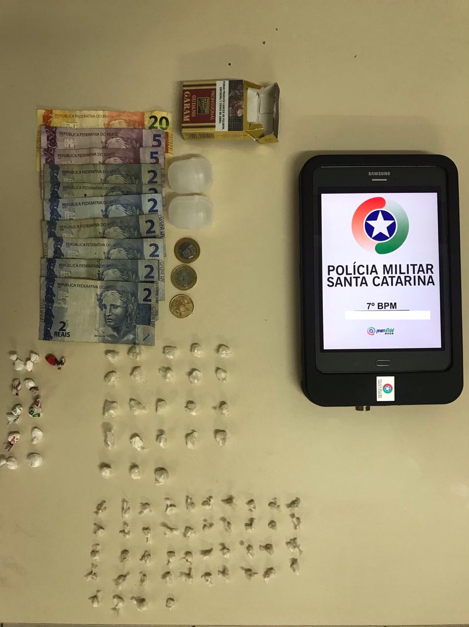 Choque sobe morro em Florianópolis e captura traficantes vendo pedra  e pó