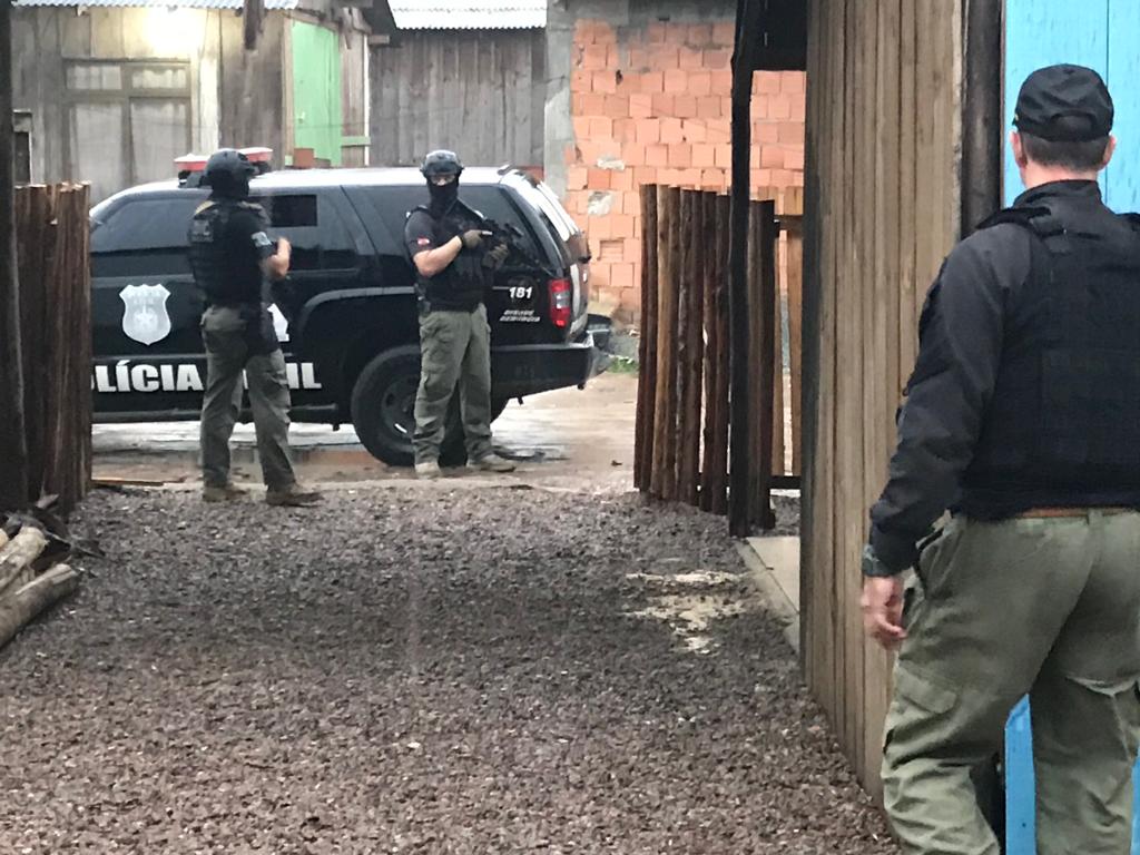 Polícia vai às ruas para prender autores de feminicídio no país