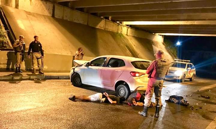 Ladrões de carro tentam fugir da polícia e colidem em viaduto, Barra Velha
