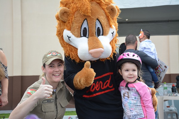 Crianças visitam o quarte da Polícia Militar em Balneário  Camboriú