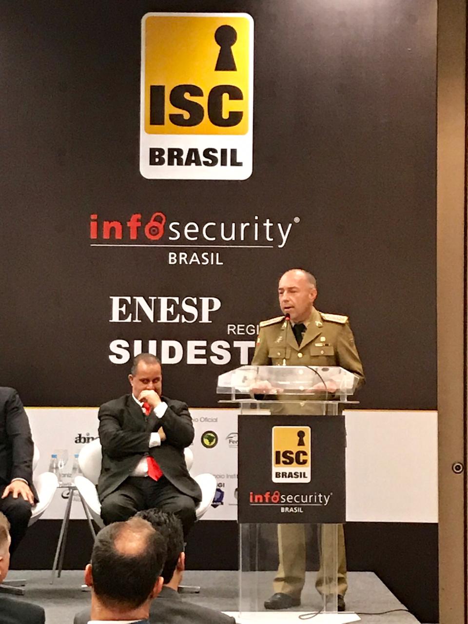 Comandante da PM de SC, Araújo Gomes, no topo da vitrine