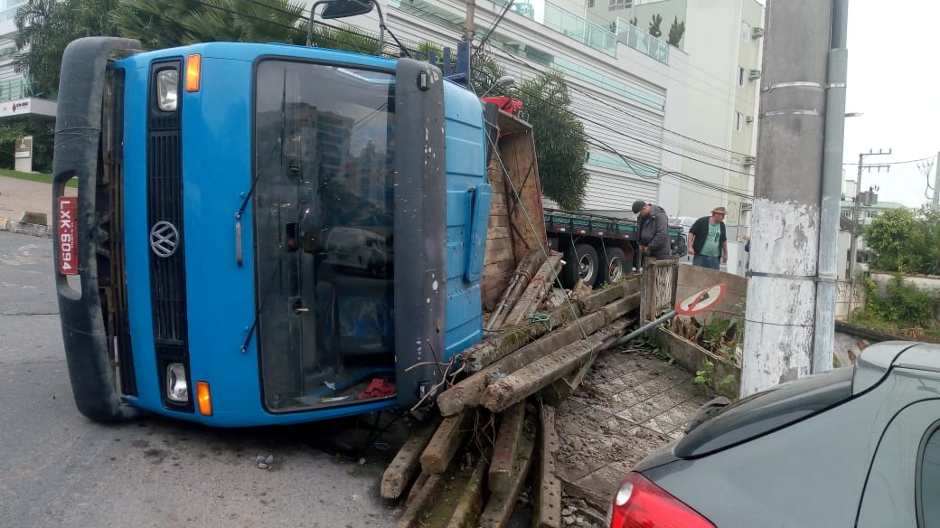 Caminhão carregado de poste tomba e atrapalha o trânsito em Joinville