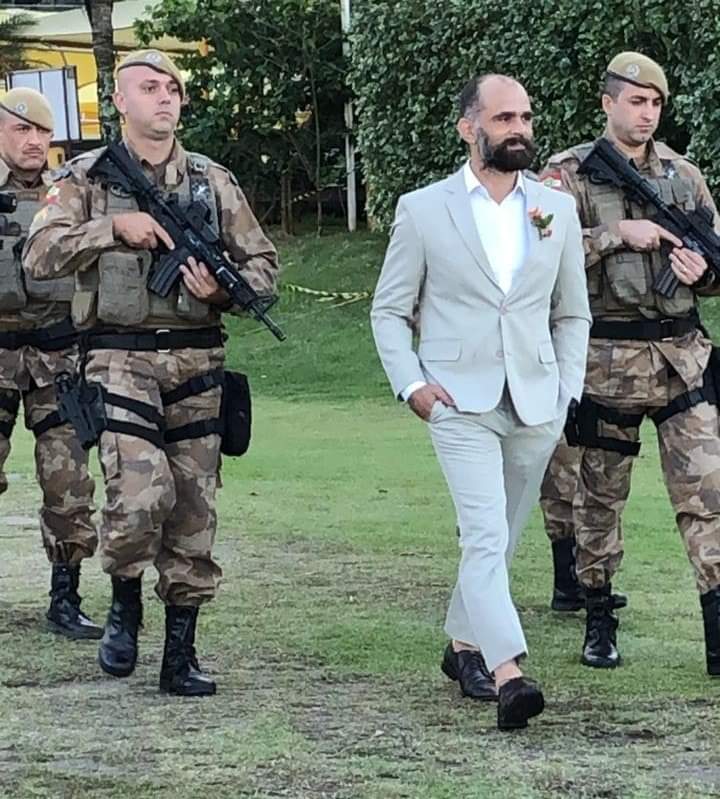 Lutador de Jiu-Jítsu é escoltado pela PM durante casamento