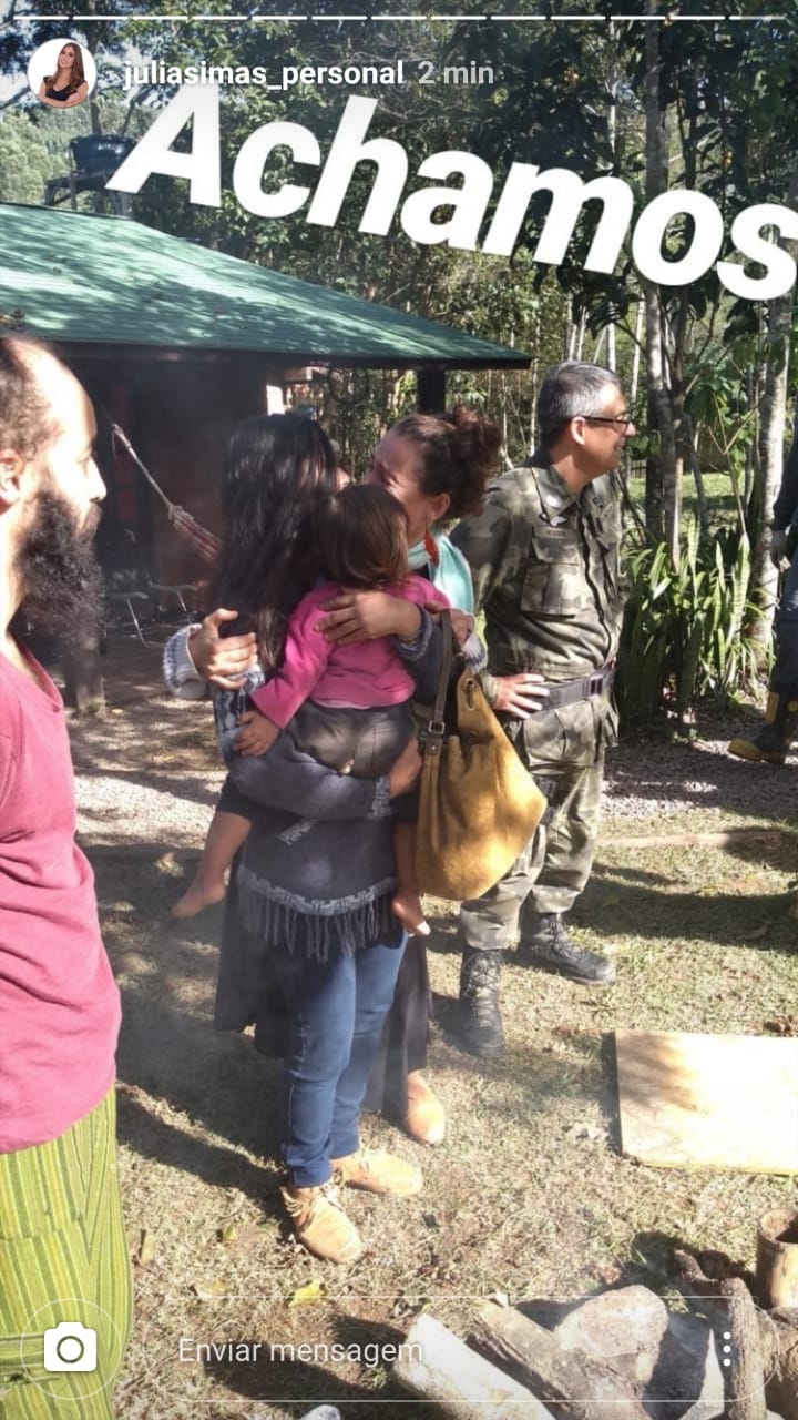 Emoção e explosão de alegria da mãe ao abraçar a filha perdida na mata em Imaruí