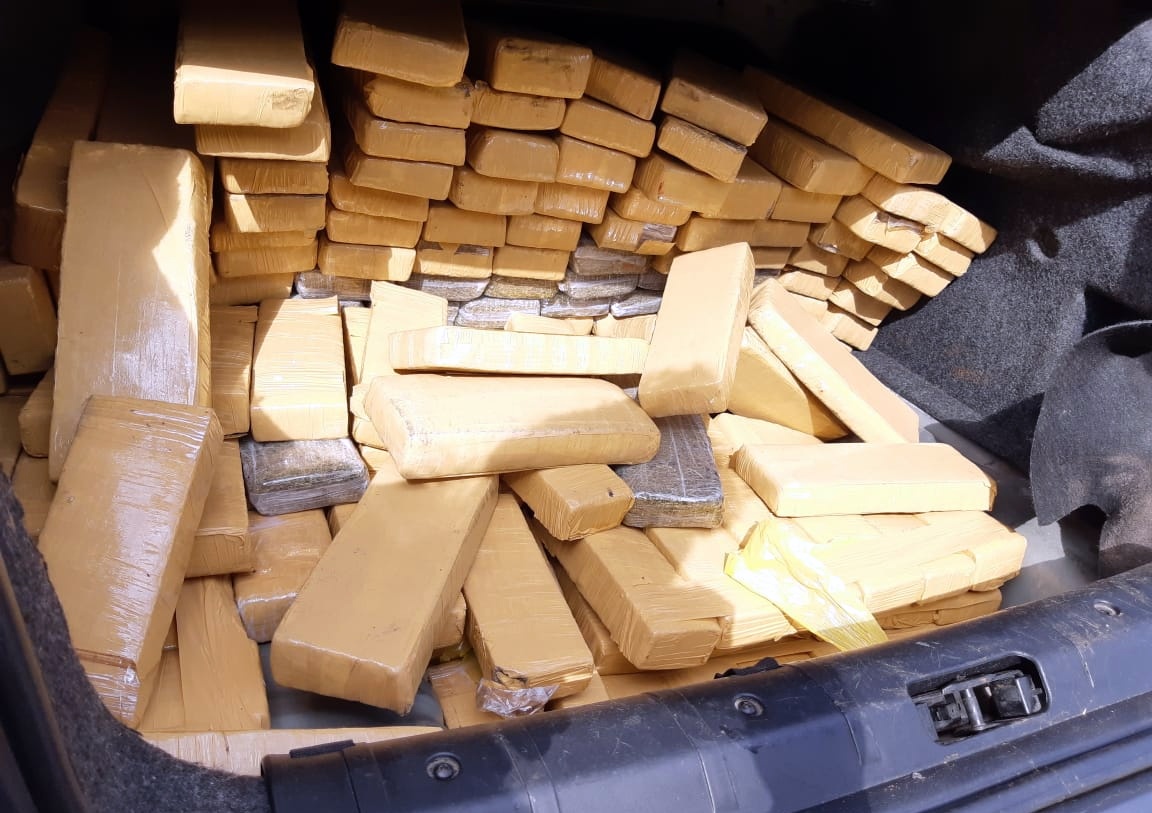 Patrulheiros apreendem em Itapema 356kg de maconha em carro roubado