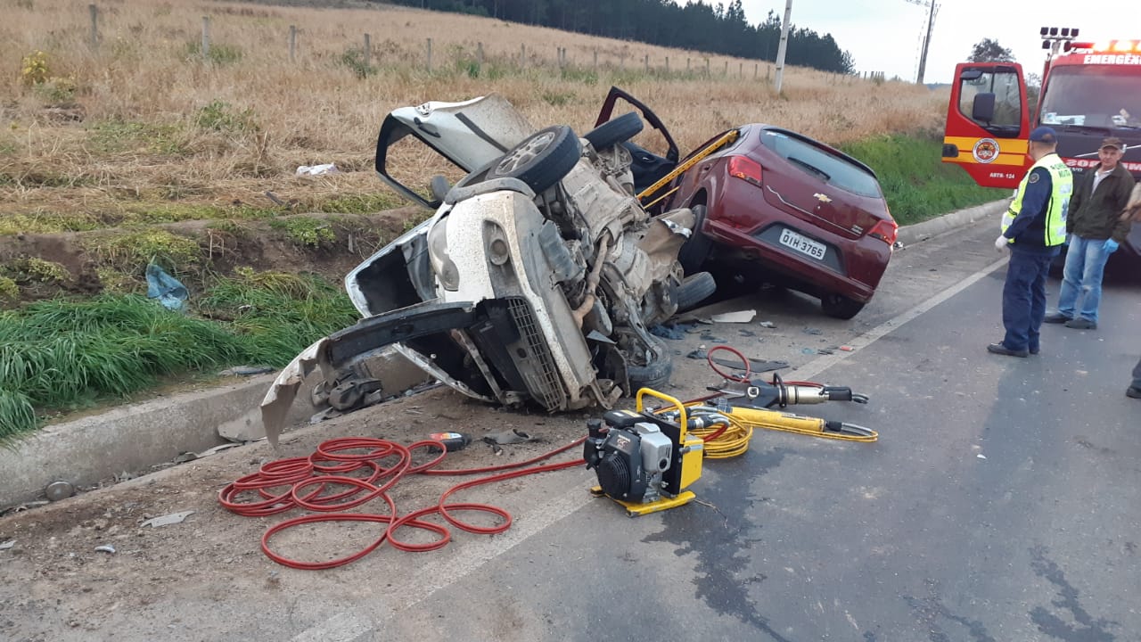 Colisão entre Palio Trekking e Chevrolet  Onix mata três pessoas em Canoinhas