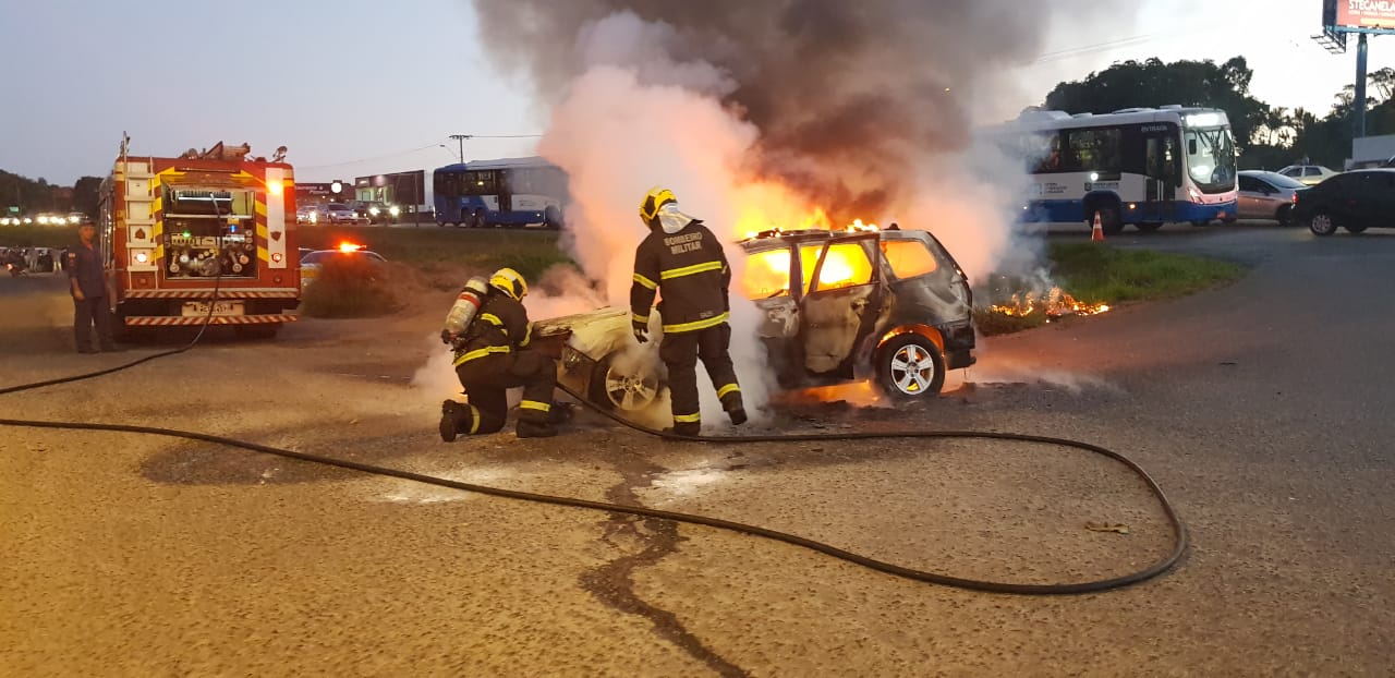 Carro pega fogo na SC-401 em Florianópolis