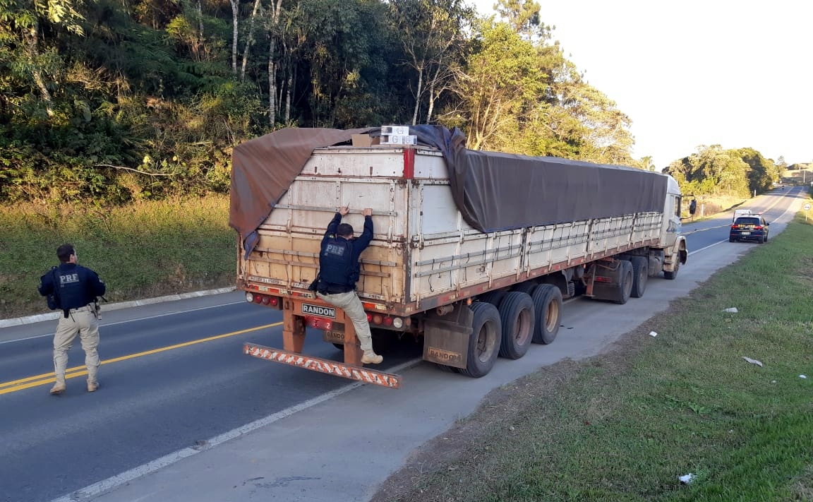 Polícia Rodoviária Federal apreende mais de 400 mil maços de cigarros contrabandeados