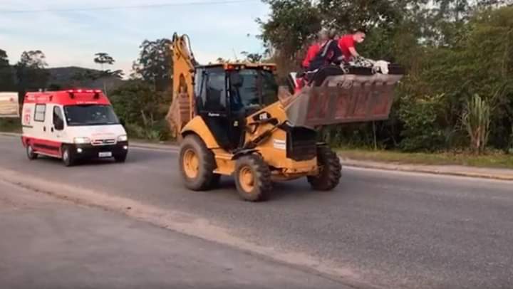 Homem de 200kg foi levado numa retroescavadeira para Hospital em Nova Trento, SC