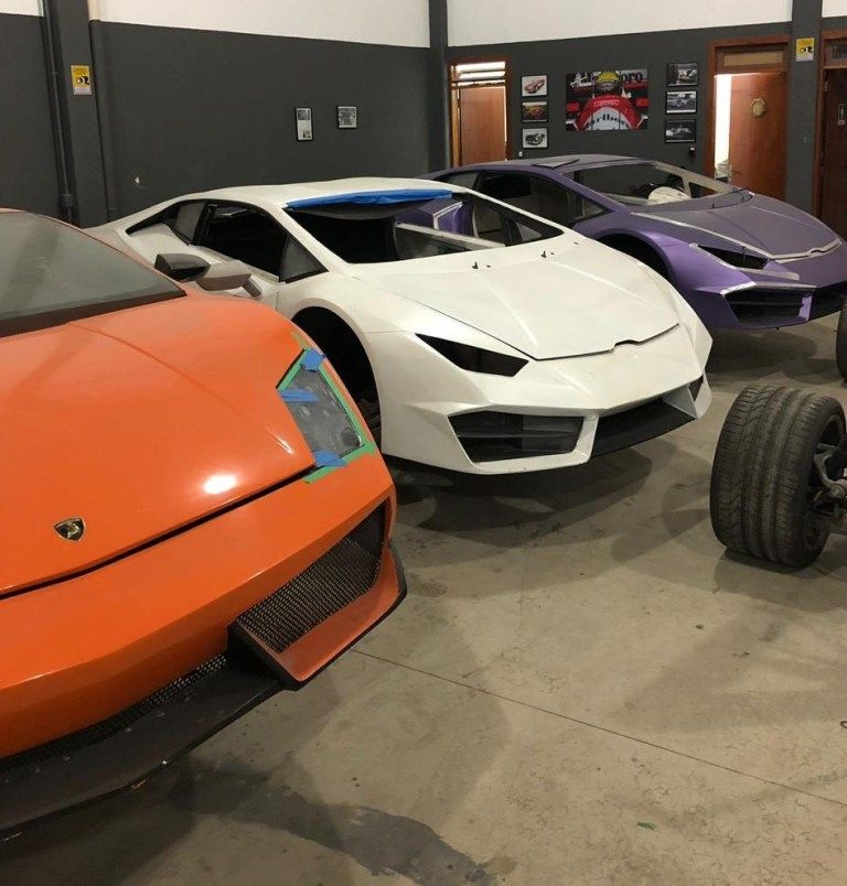 Oficina que fabricava Ferrari e Lamborghini falsos é fechada pela polícia em Itajaí